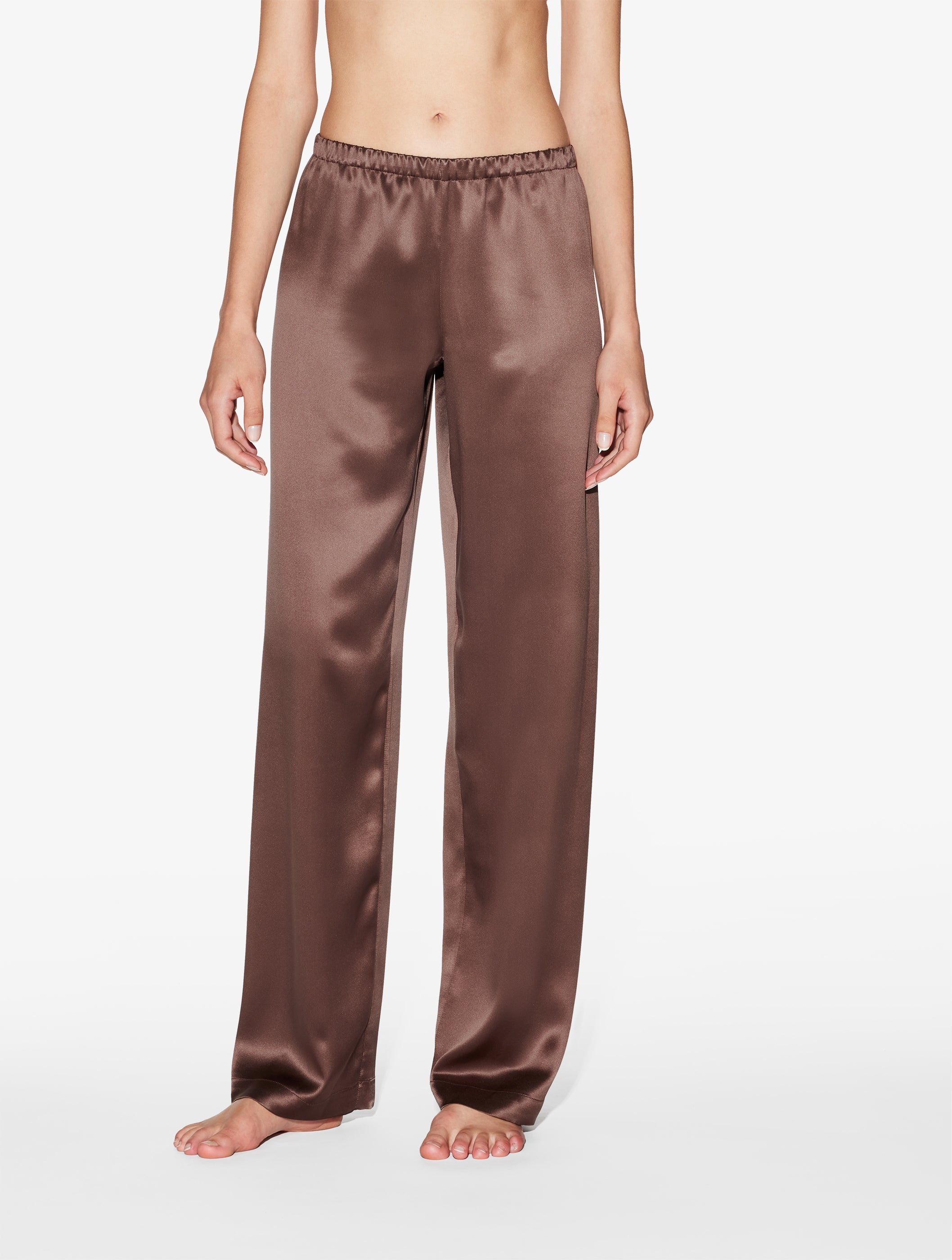 Conjunto de pijama de seda color marrón chocolate